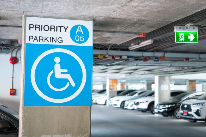 Tessera per invalidità e parcheggio valida negli Stati UE: la proposta